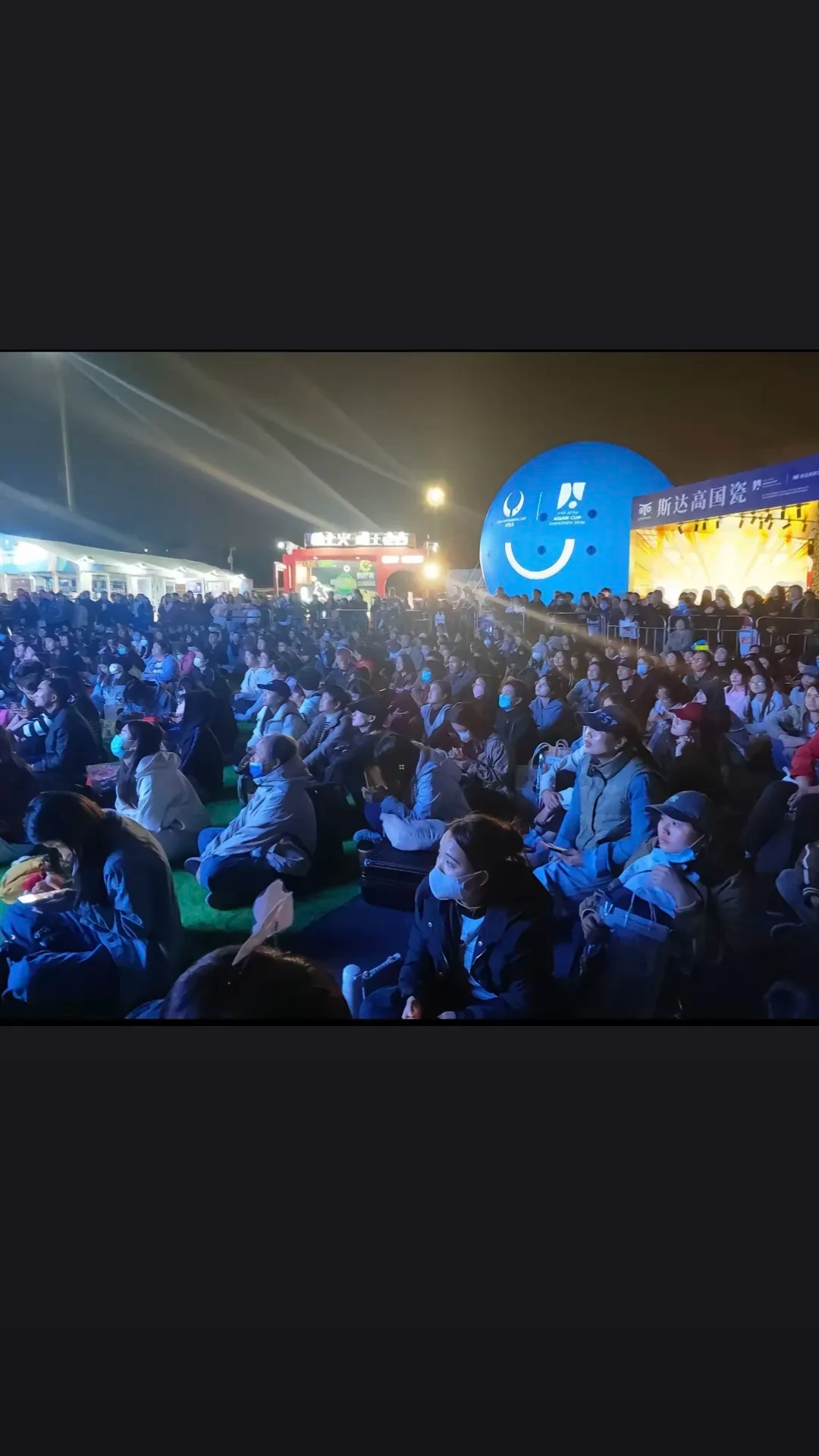 比赛场上的紧张氛围吸引了大批观众