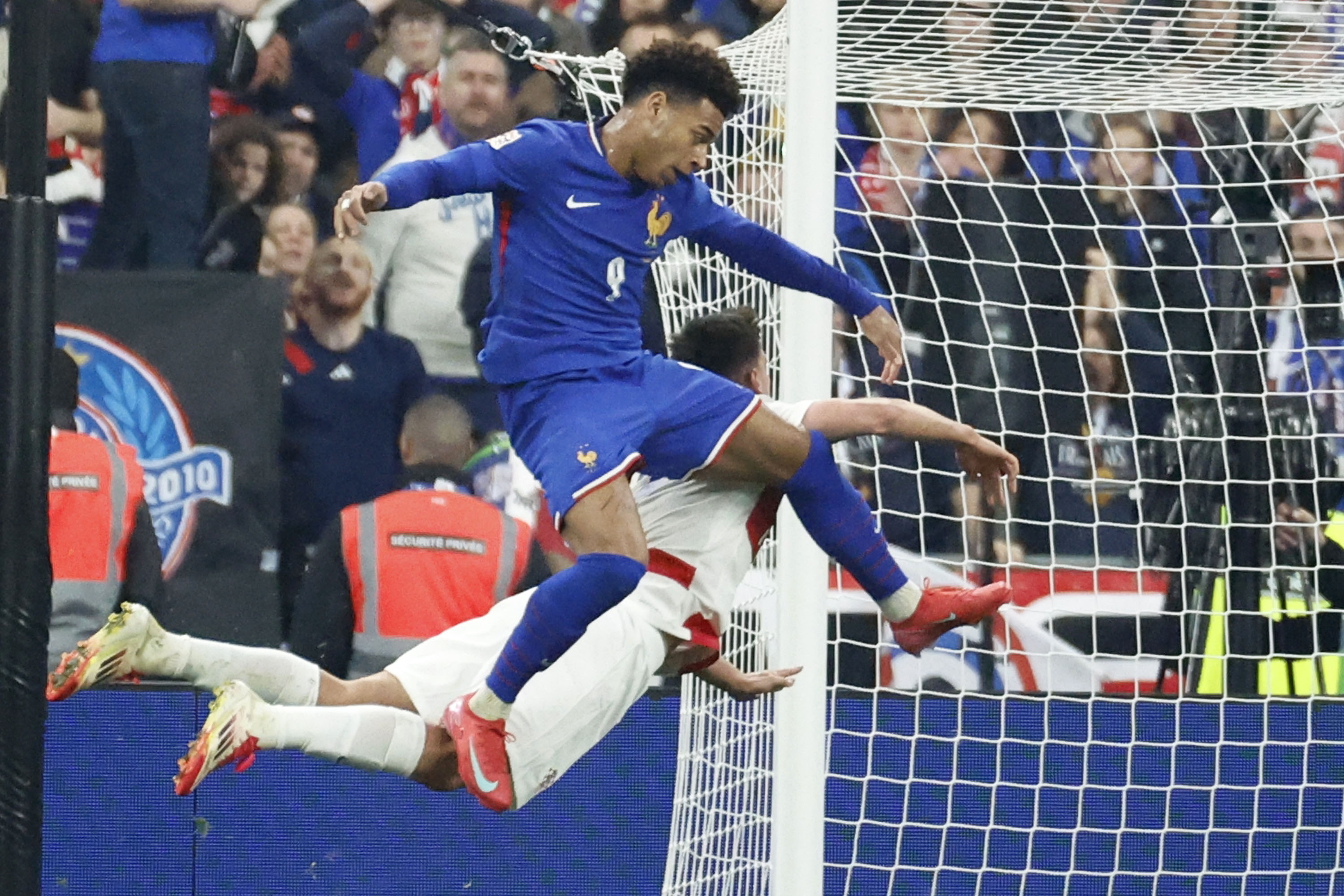 欧洲足球战况激烈,球迷热血沸腾 欧洲足球战况激烈,球迷热血沸腾