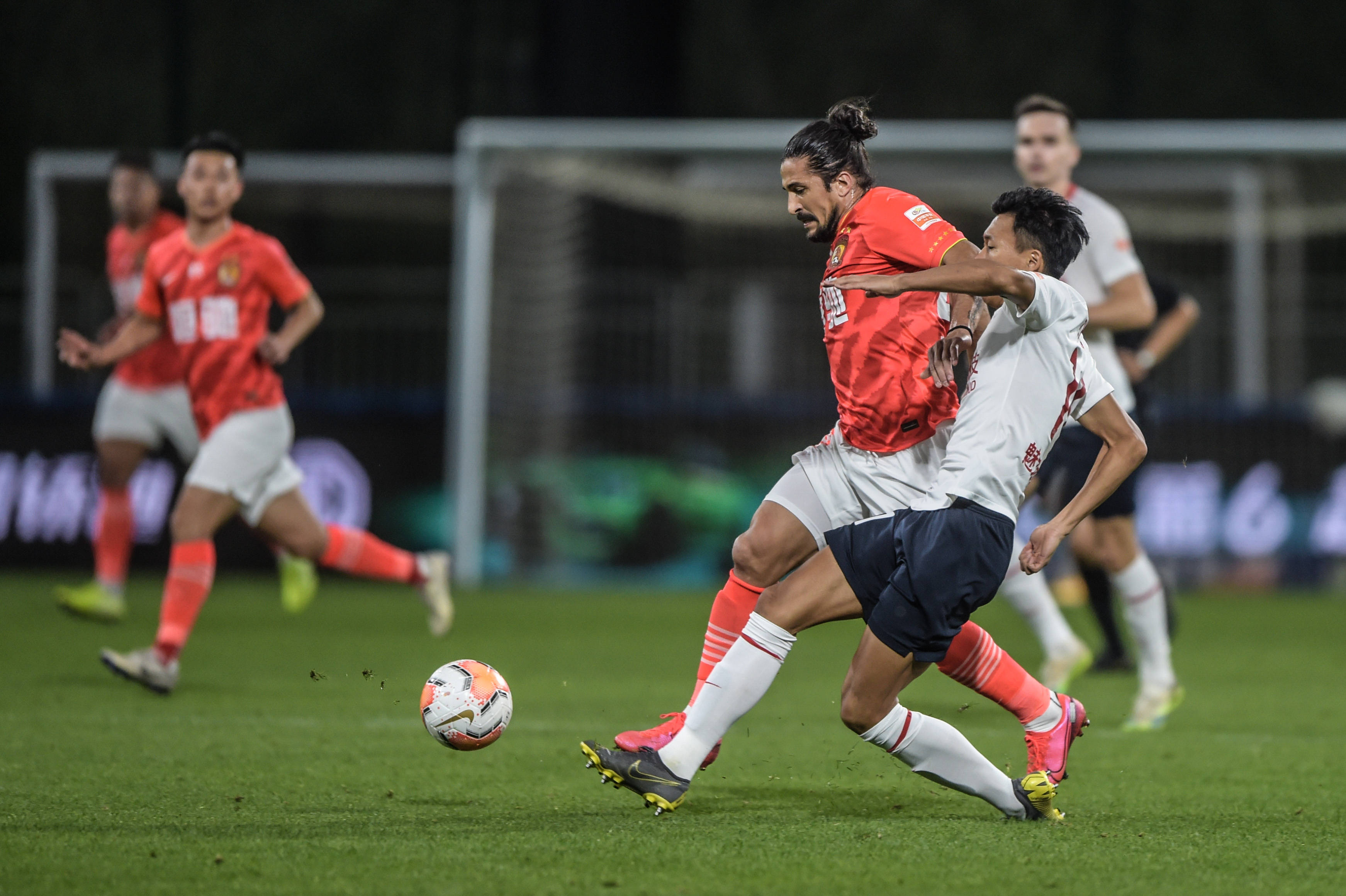 关于佳兆业主场大胜恒大,暂领跑积分榜的信息 关于佳兆业主场大胜恒大,暂领跑积分榜的信息