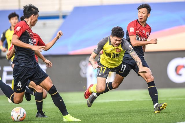 关于佳兆业主场大胜恒大,暂领跑积分榜的信息 关于佳兆业主场大胜恒大,暂领跑积分榜的信息