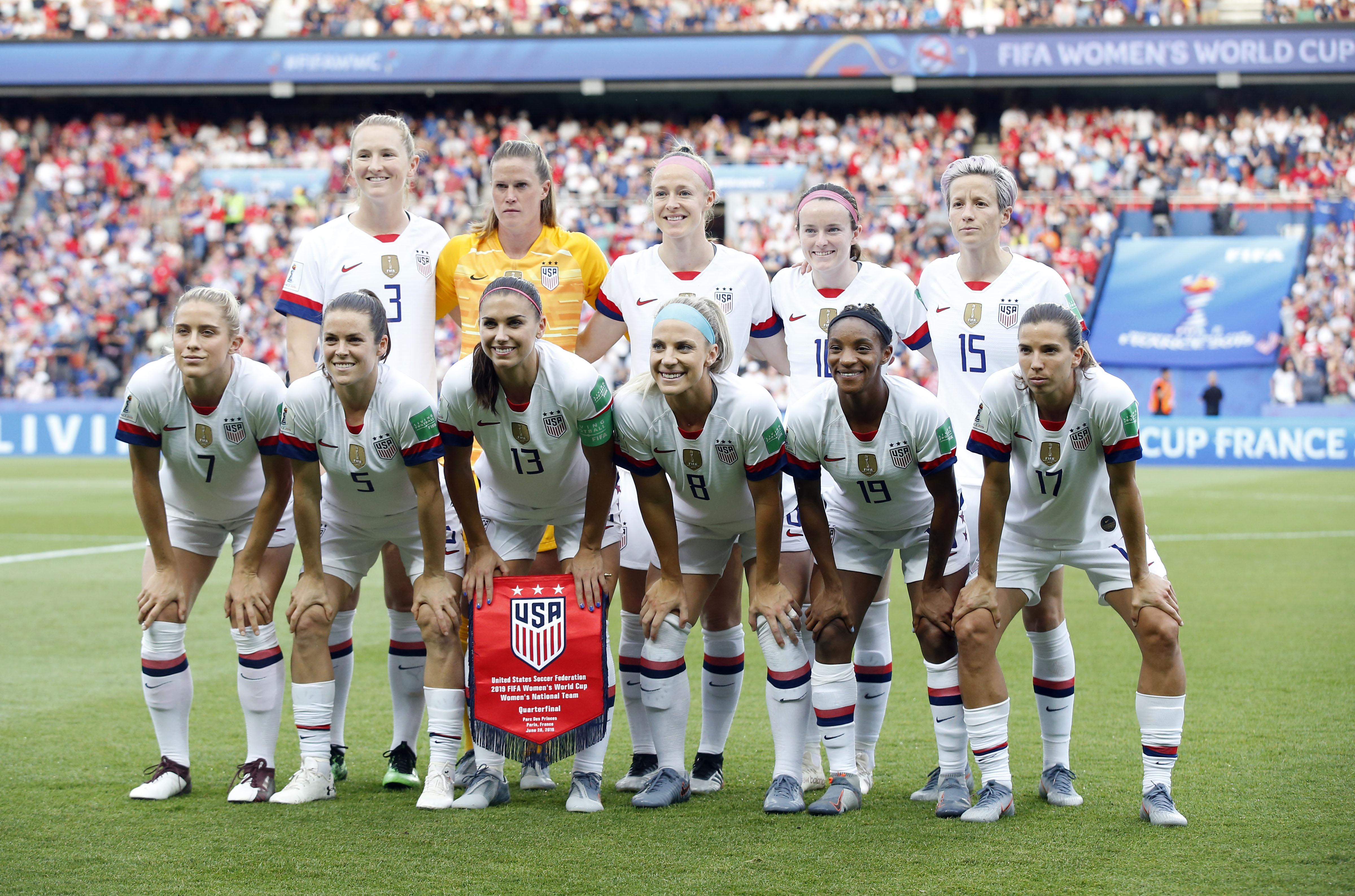 关于美国女足队员备战热身比赛，磨炼战斗力与配合的信息