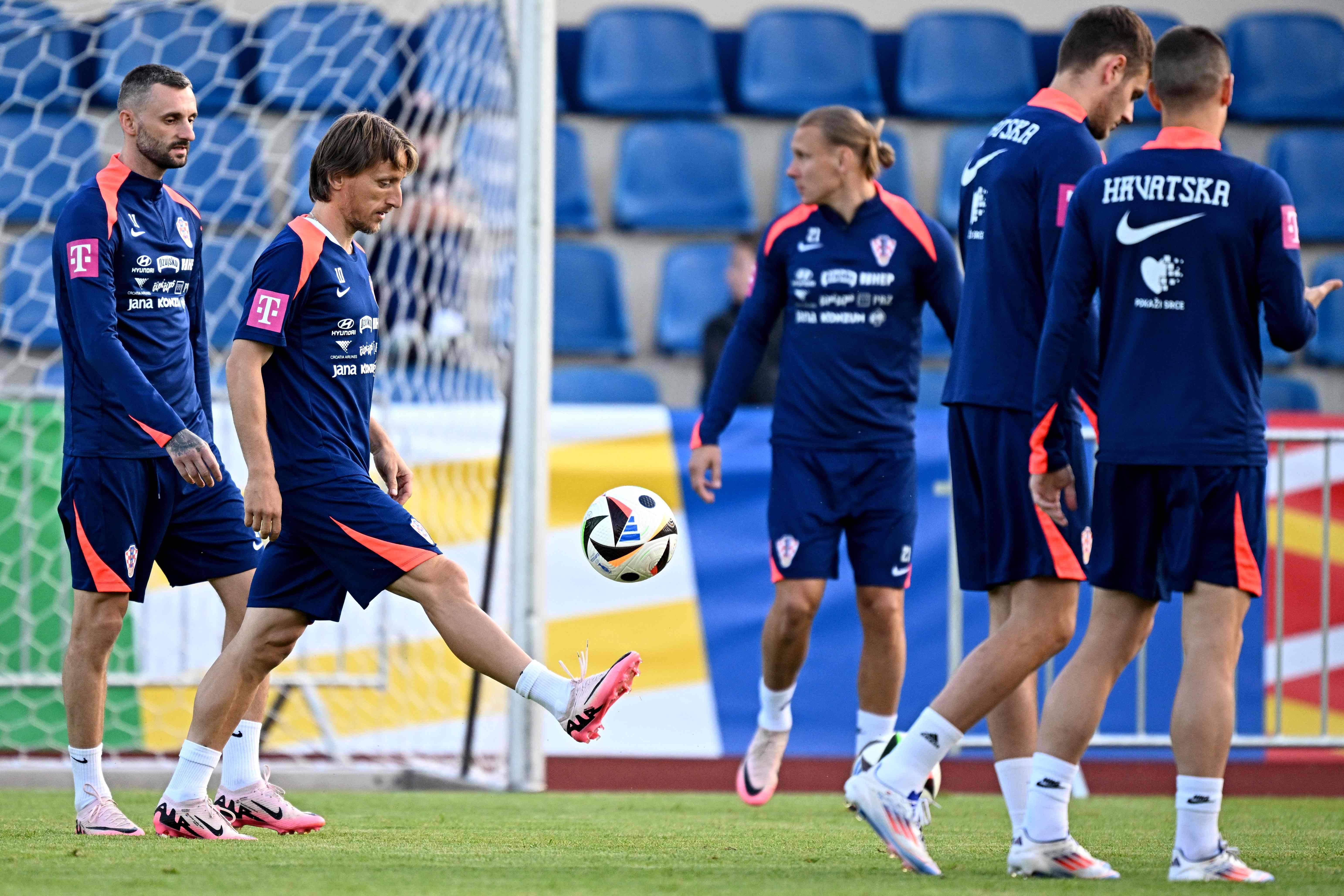 克罗地亚队客场大胜土耳其队，升至首位