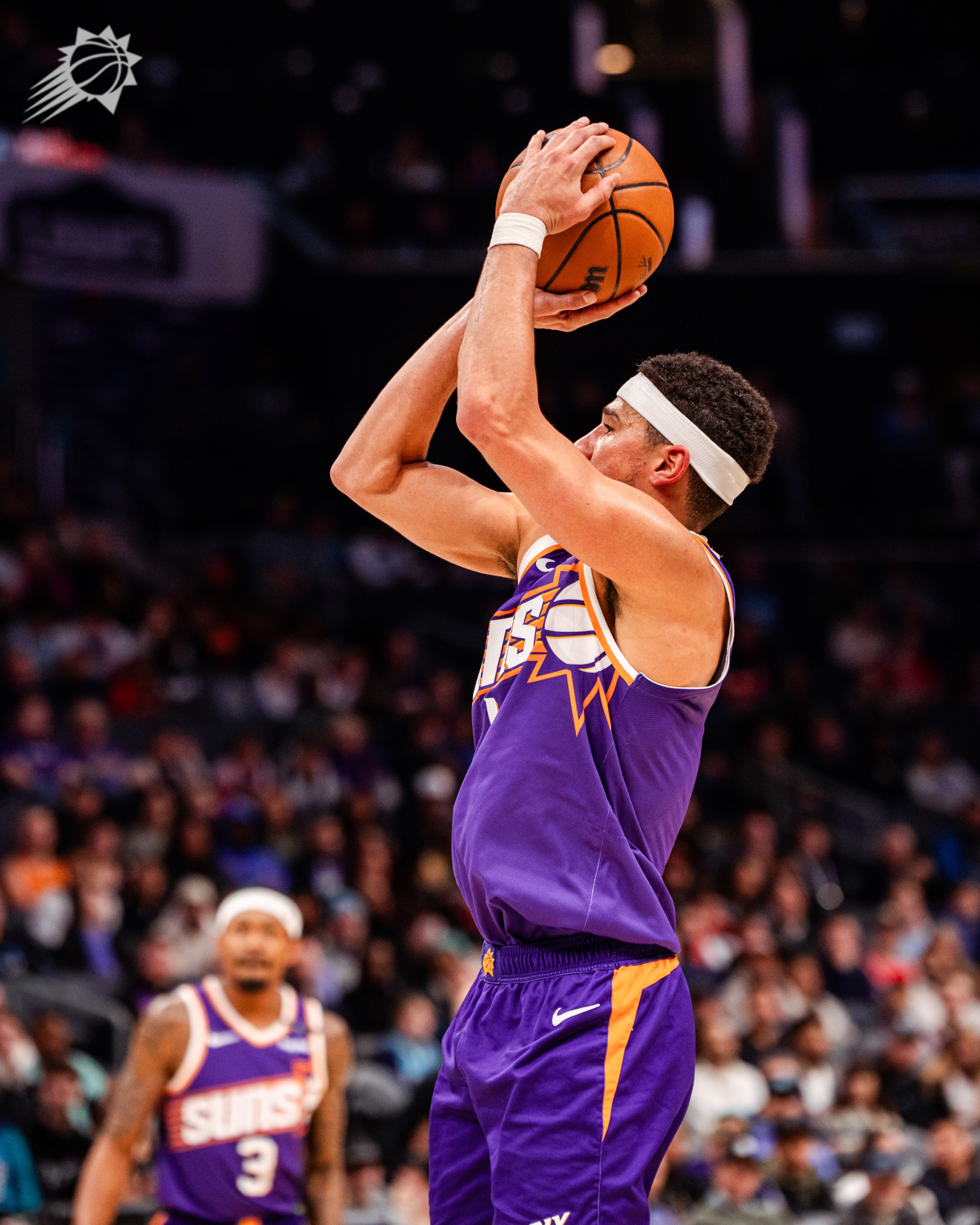 太阳击败爵士,布克独得40分。 太阳击败爵士,布克独得40分。