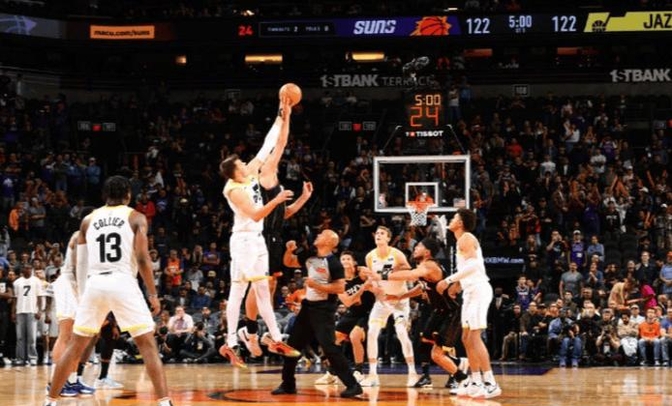 太阳击败爵士,布克独得40分。 太阳击败爵士,布克独得40分。