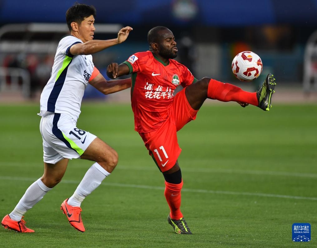 国足备战世预赛:李铁祭出选票,刘奕鸣迎首秀 国足备战世预赛:李铁祭出选票,刘奕鸣迎首秀