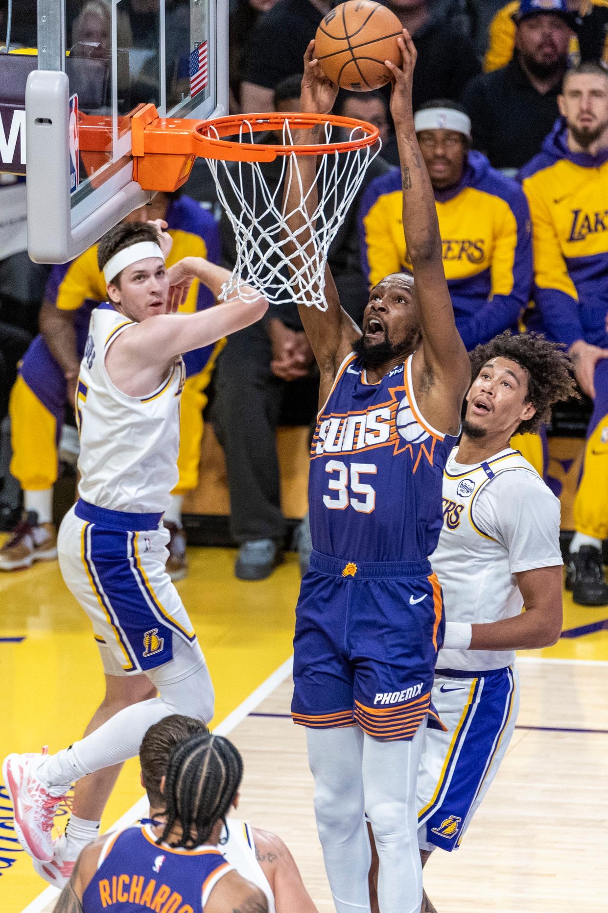 尼克斯力克灰熊,东契奇场均贡献30+得分 尼克斯力克灰熊,东契奇场均贡献30+得分